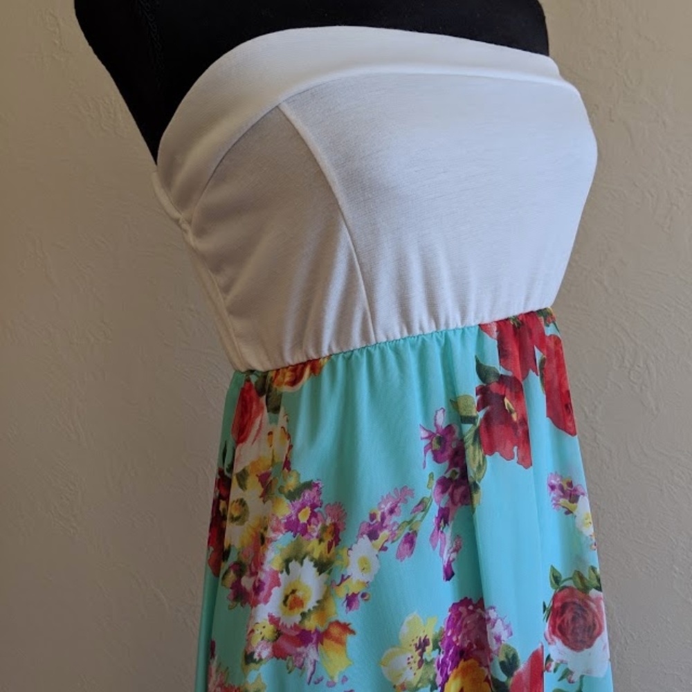 NWOT FLORAL STRAPLESS SUN DRESS W/CUTOUT BACK